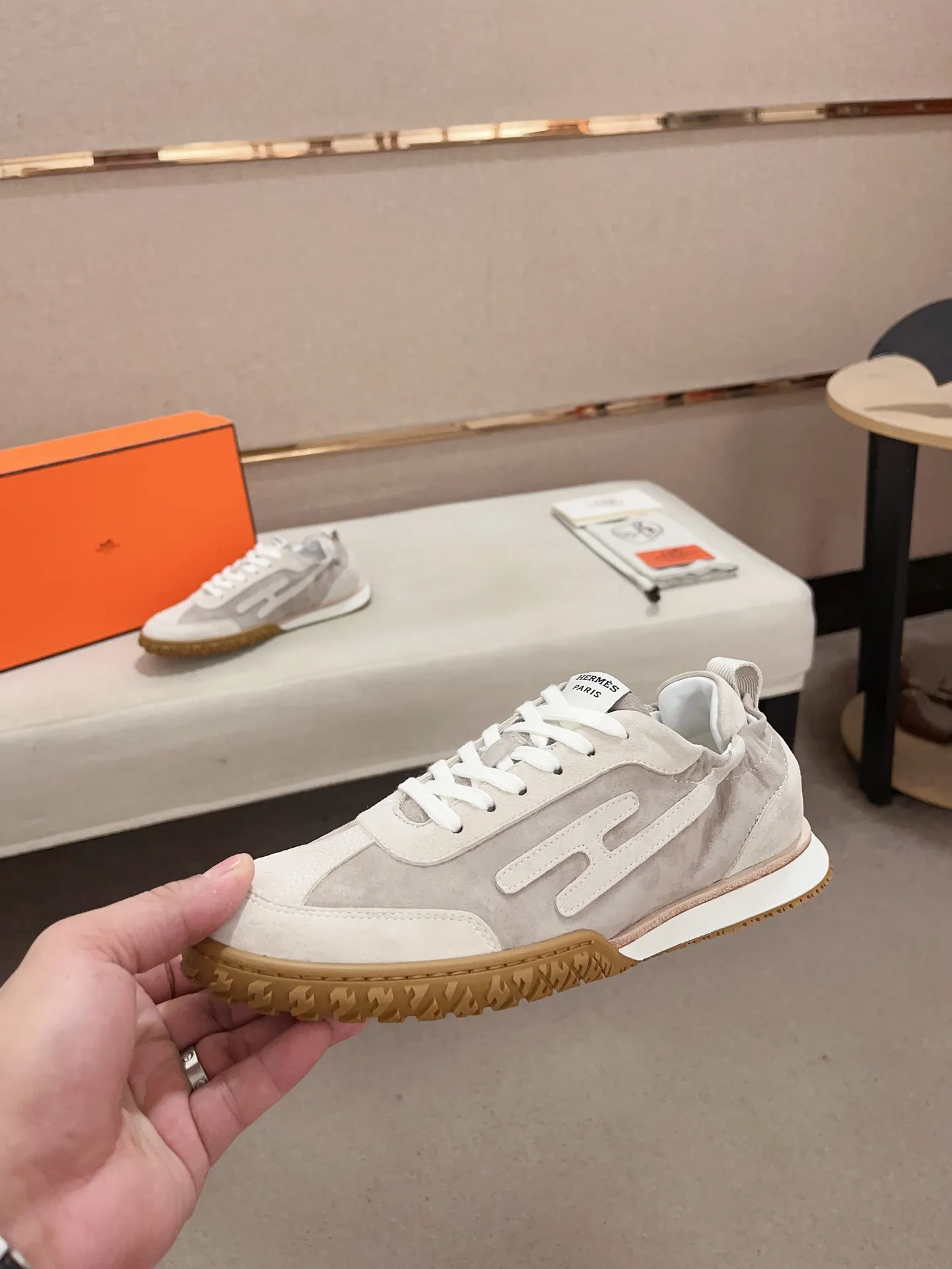 Men's men's shoes 💰: 720💰 Hermes top version # Couple style 💏 24ss casual sneakers Suede goatskin sneakers decorated with contrasting patterns and iconic "H" details, beautifully packaged at the delivery counter 🛍📦 Fabric: suede + cowhide Lining: mixed sheep lining Outsole: original TPU Bottom thickness: 2CM Size: 35-44